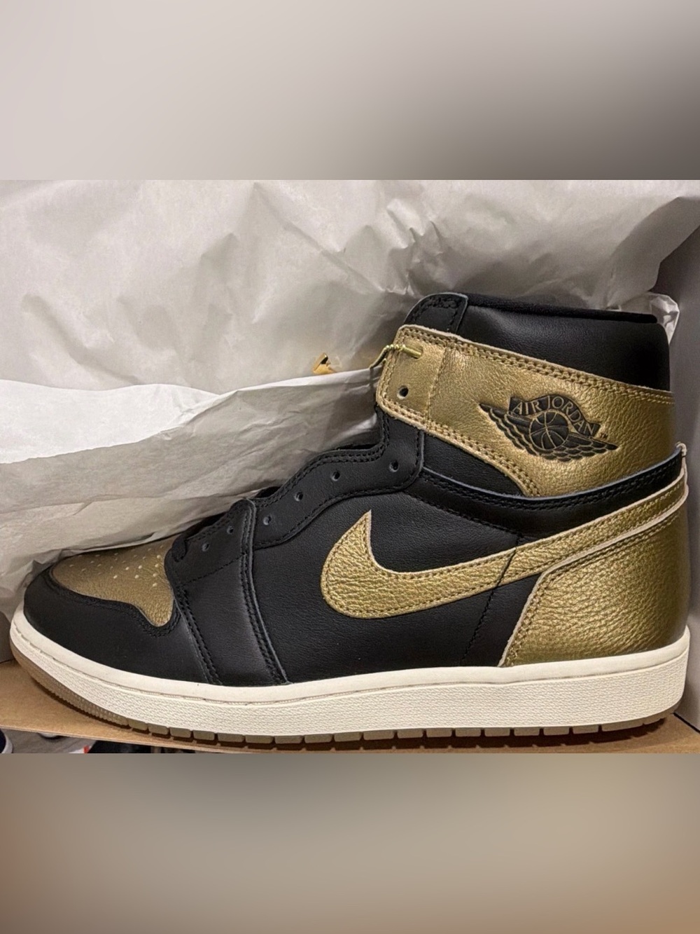 Air Jordan 1 Retro High OG Black and Metallic Gold High-Top Leather Mens 12.5